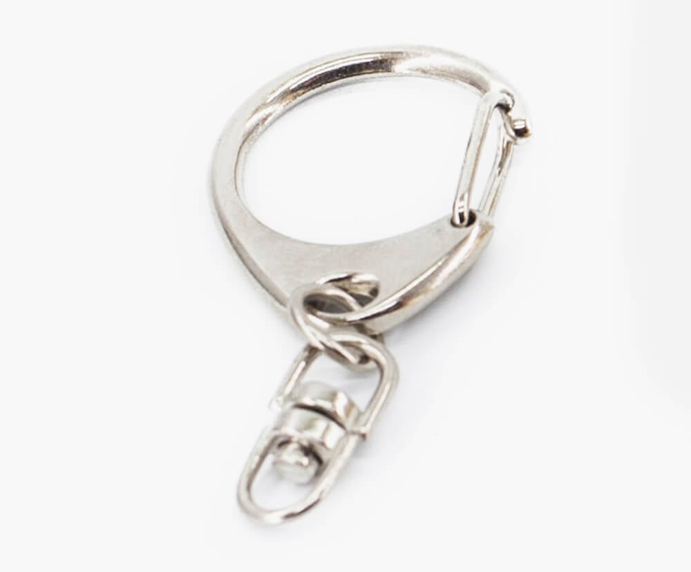 Rounded lobster spring clasp with spin chain mechanism.
